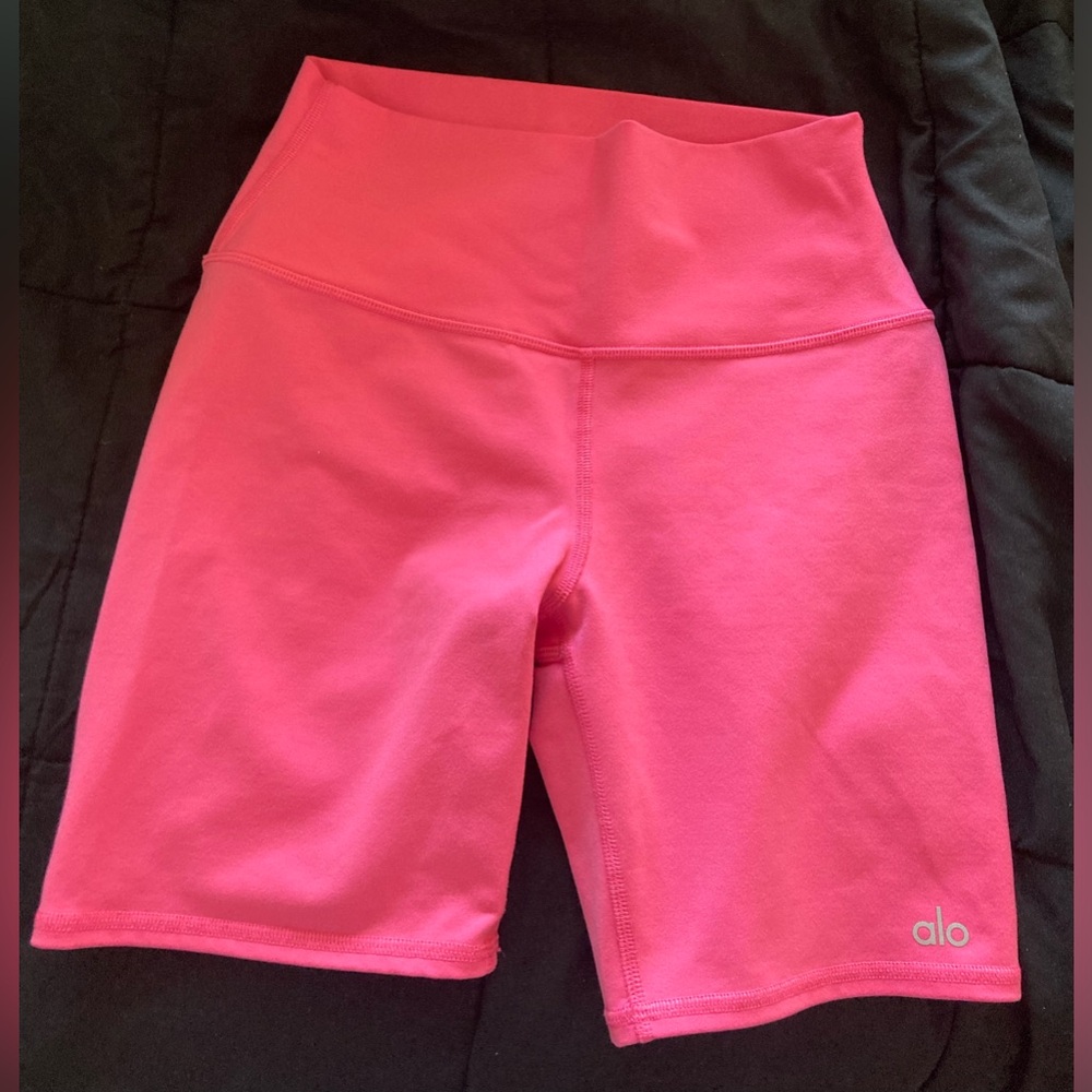 Alo Yoga 7 inch biker shorts in Hot Fuchsia Small